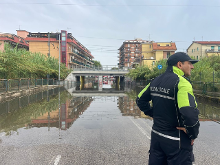 Riviera delle Palme sotto l’acqua: chiusa la piscina comunale, auto intrappolate in sottopasso